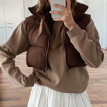 Damen cropped Daunenweste mit hohem Kragen und praktischen Taschen EB
