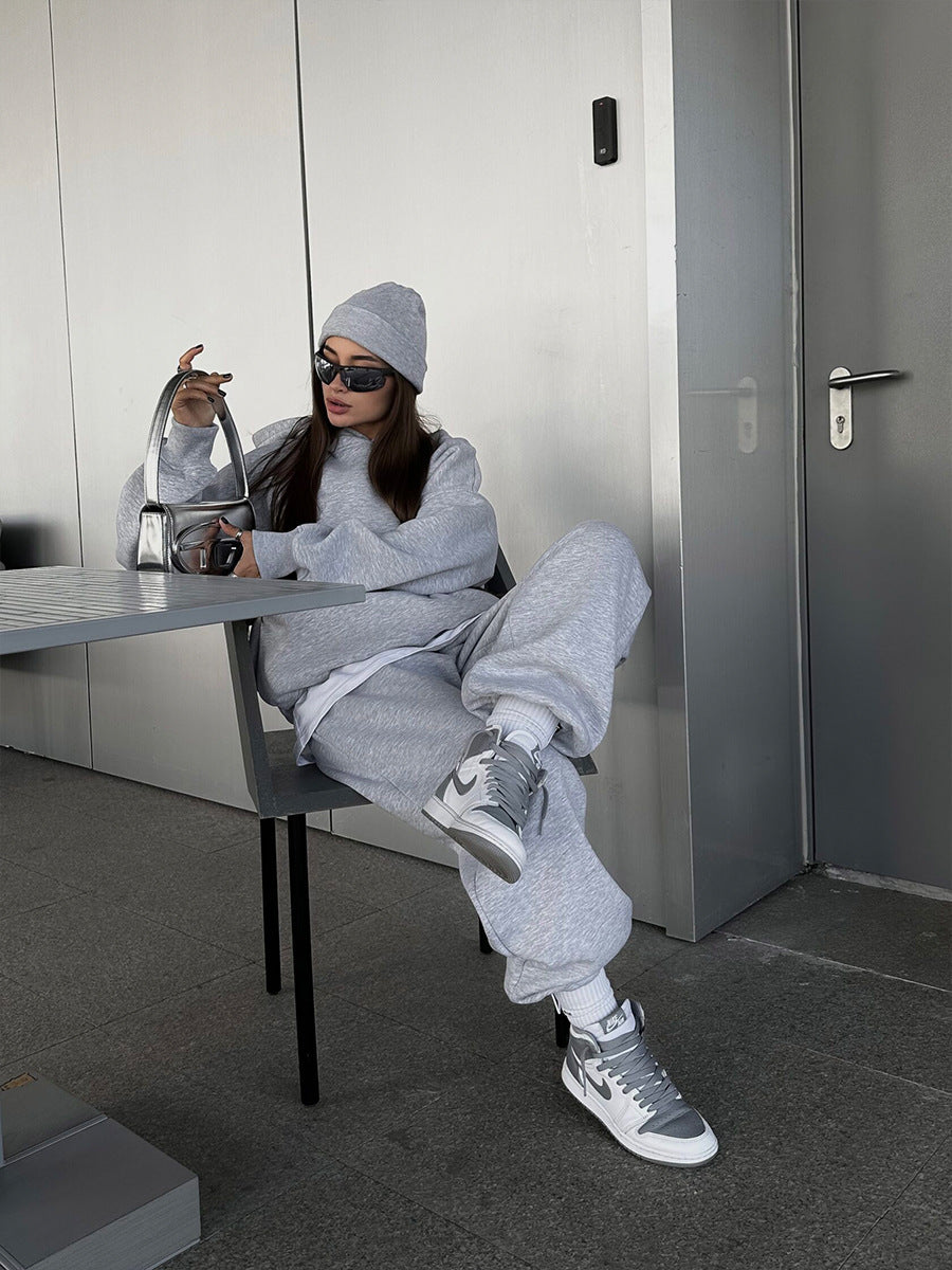 Damen urbanes Oversize-Lounge-Set mit Kapuzenpullover, locker geschnittener High-Waist-Jogginghose und passender Mütze Eichborn Berlin