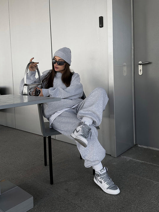 Damen urbanes Oversize-Lounge-Set mit Kapuzenpullover, locker geschnittener High-Waist-Jogginghose und passender Mütze Eichborn Berlin