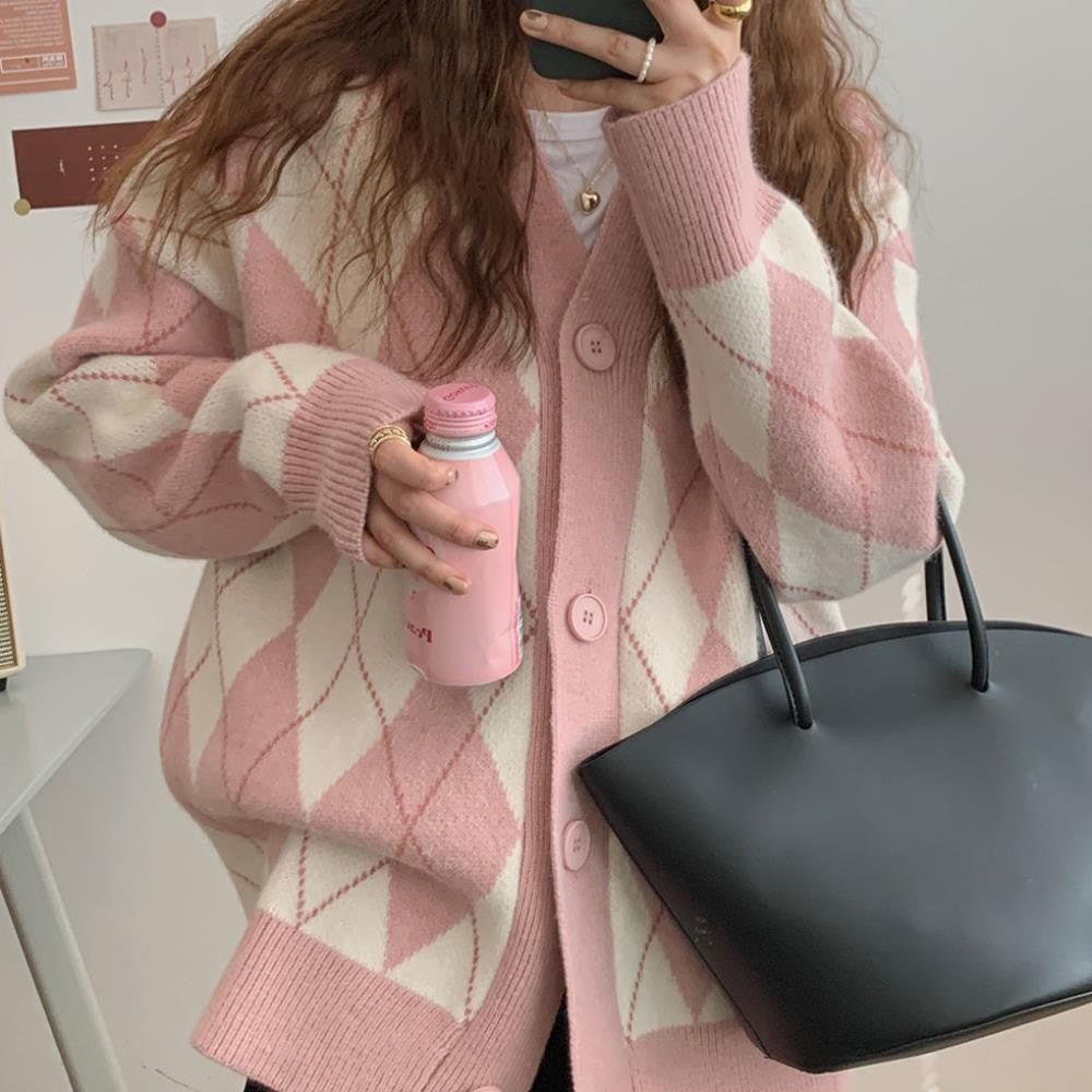 Damen Grobstrickjacke mit modernem Rautenmuster und Knopfverschluss EB