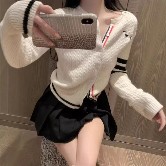 Damen Lässige Strickjacke mit modischen Akzenten und kontrastierenden Details EB