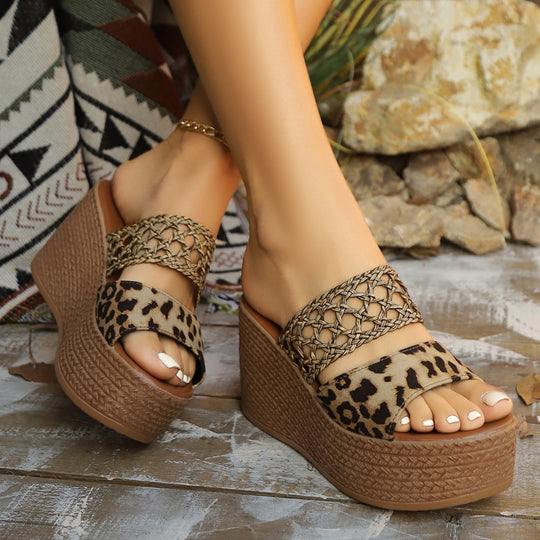 Damen Wedge-Sandaletten mit geflochtenem Design und modischen Leodetails EB