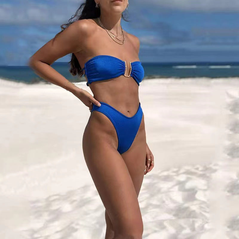 Damen Bandeau-Bikini mit elegantem Gold-Detail und hoch taillierten Shorts EB