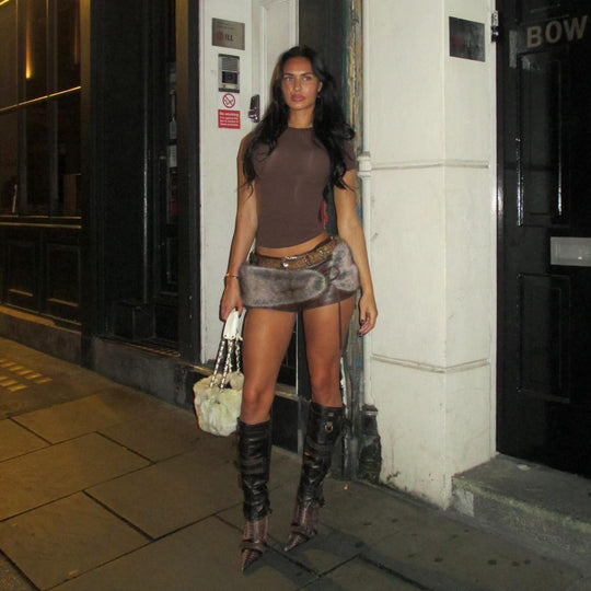 Damen Kunstleder-Shorts mit dekorativen Knopfdetails EB