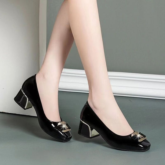 Damen Elegante Pumps mit schickem Akzent und komfortablem Blockabsatz EB