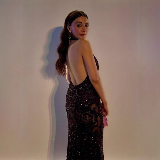 Damen Abendkleid mit schimmerndem Paillettenbesatz und stilvollem Halterdesign EB