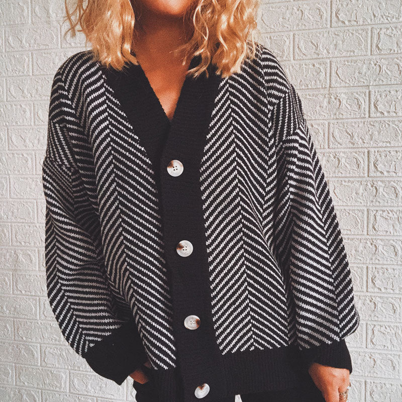 Damen Strickjacke mit modernem Zickzackmuster und kuscheligem Material EB