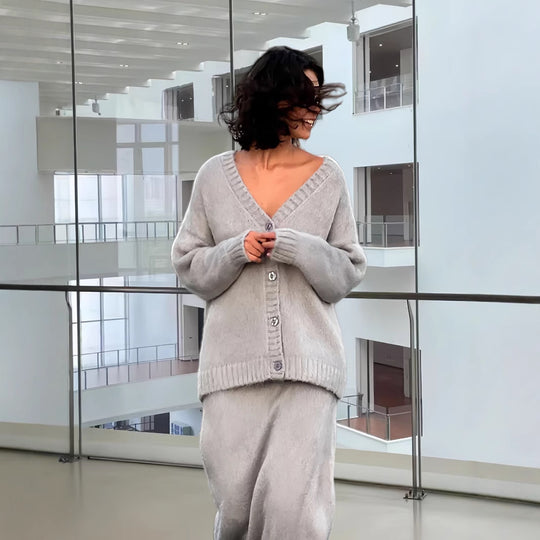 Damen Oversized Strickjacke mit tiefem V-Ausschnitt und großen Knöpfen EB