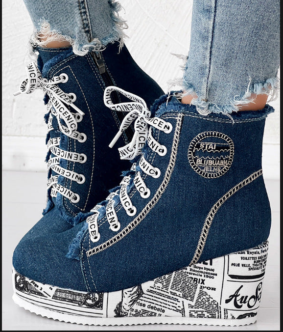 Damen nan Denim-Keilstiefelette mit Plateausohle im Zeitungsprint, Fransenabschluss und seitlichem Reißverschluss EB