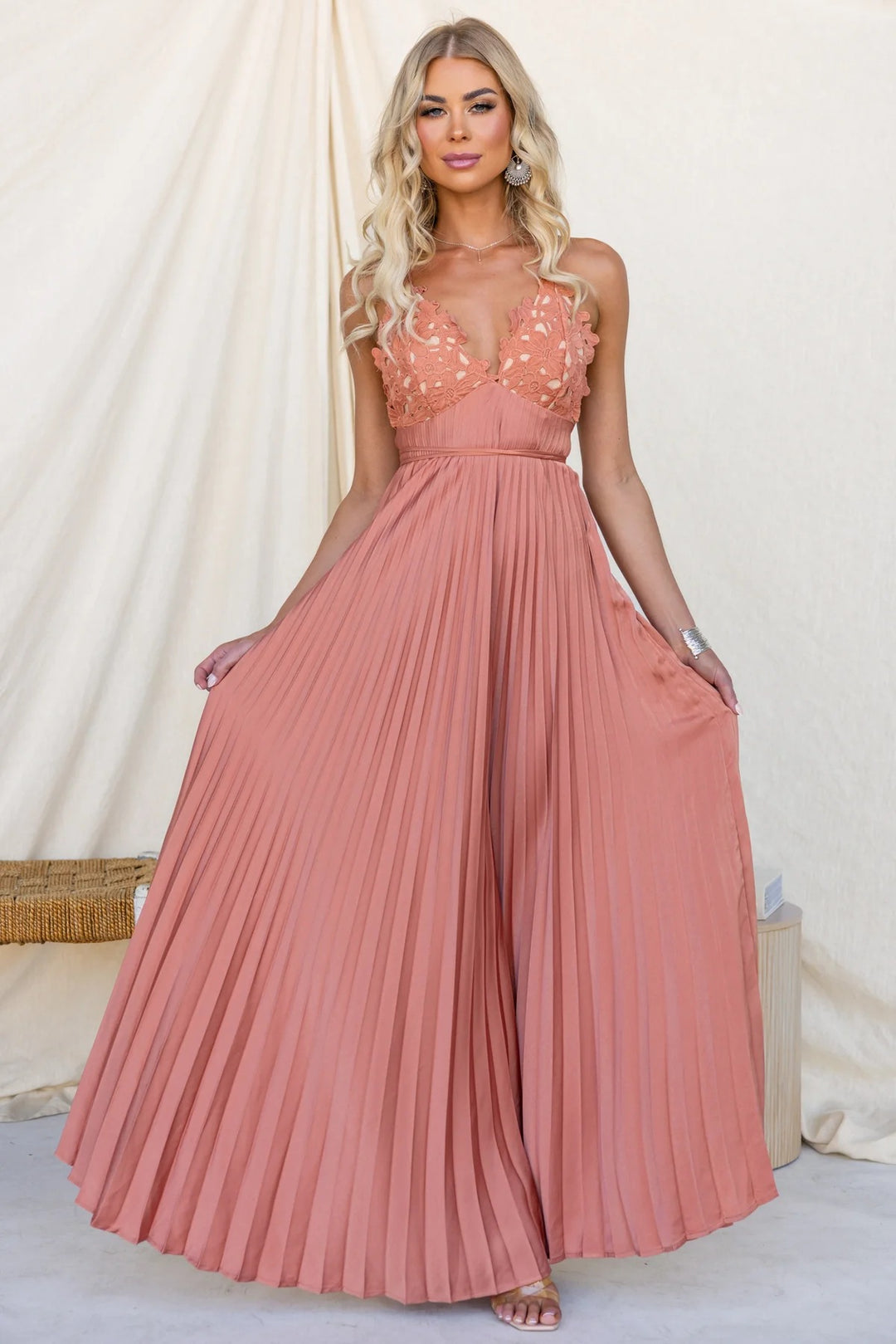 Damen Plissiertes Maxikleid mit verzierten Trägern und elegantem Taillengürtel EB