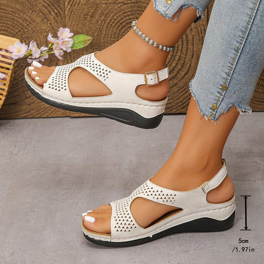 Damen Bequeme Keilsandalen mit perforierten Details EB