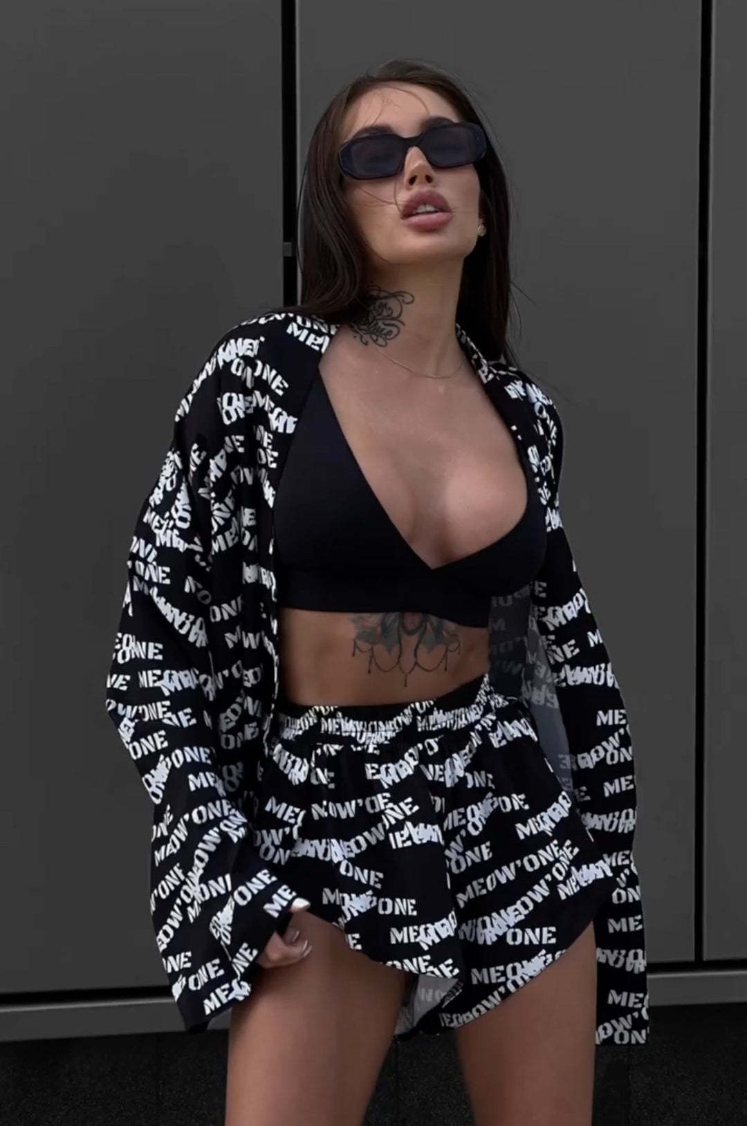 Damen stylishes Set aus leichtem Überwurf und Shorts mit Schriftzug EB