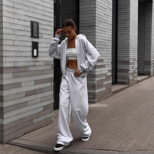 Damen extraweites Relaxed-Fleece-Set mit überlanger Kapuzenzipjacke und fließender Hose mit hohem Bund Eichborn Berlin
