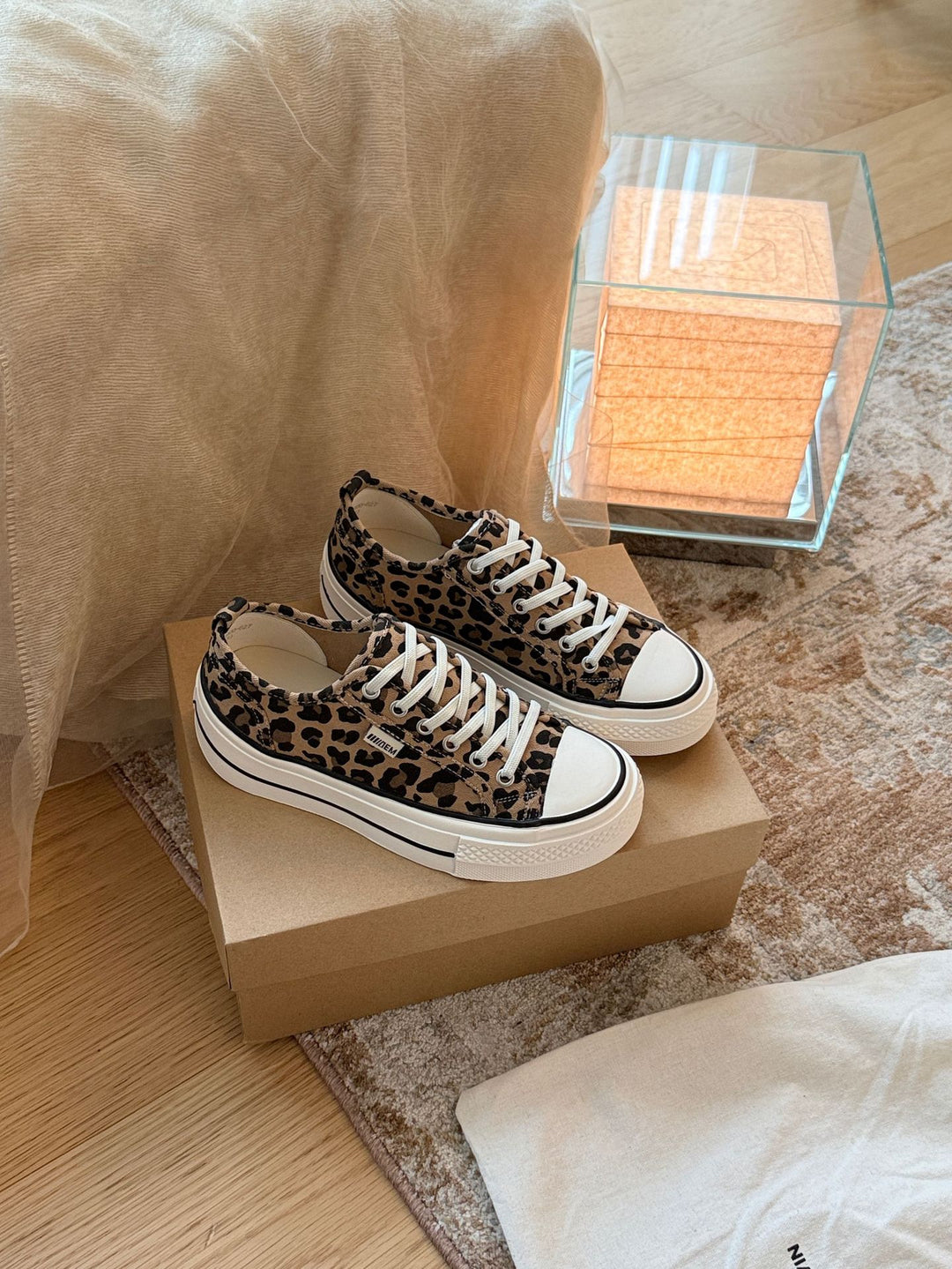 Damen Modische Sneakers im lässigen Stil mit auffälligen Schnürsenkeln EB