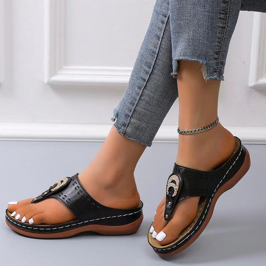 Damen Wedge-Sandaletten mit stilvollem Dekor und gepolstertem Fußbett EB