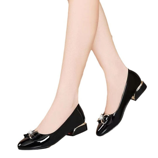 Damen elegante Pumps mit modischem Schmuckakzent und komfortablem Blockabsatz EB