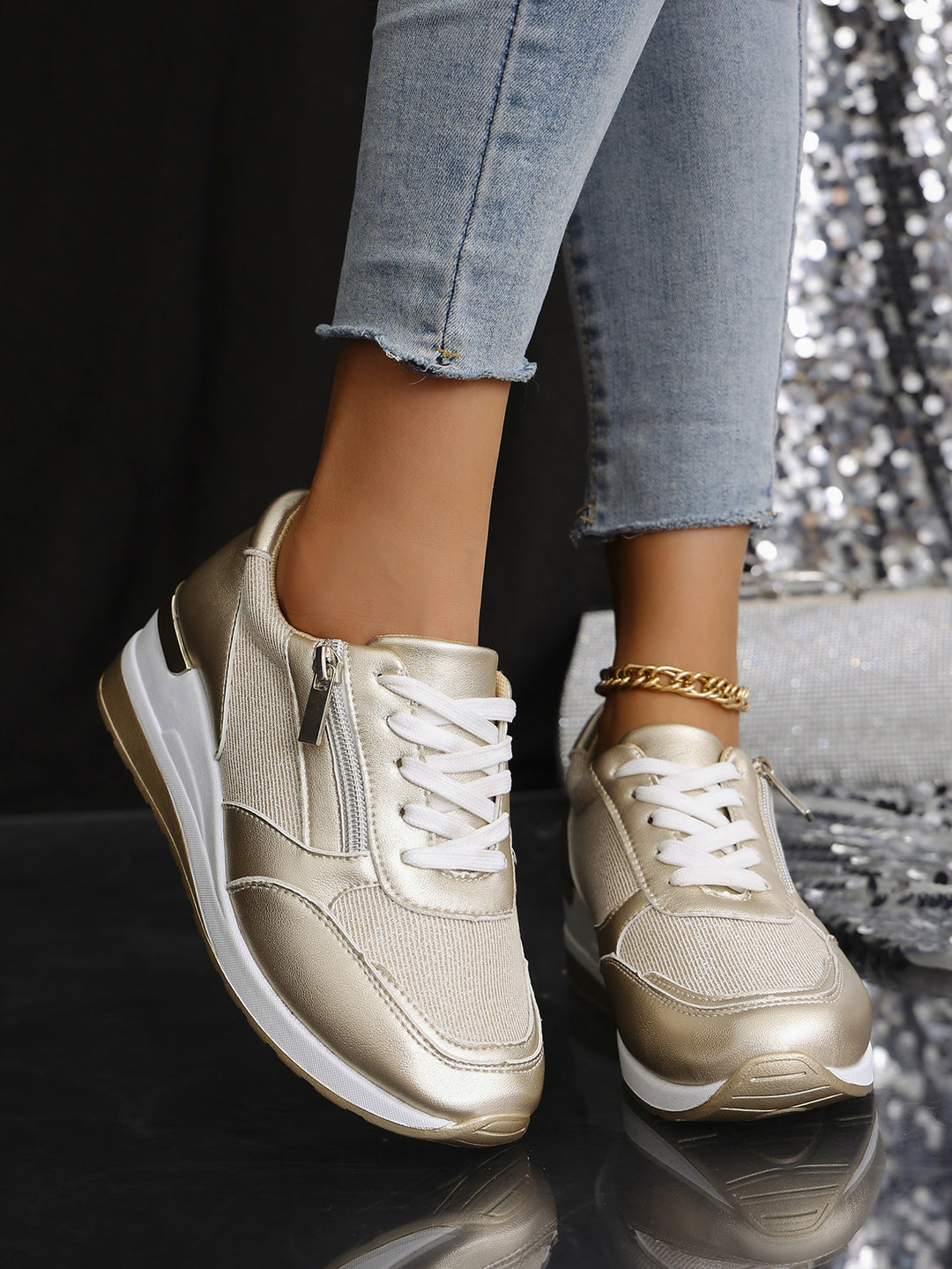 Damen  stylische Plateausneaker mit seitlichem Reißverschluss gepolstertem Komfortfußbett und dekorativen Metallic-Overlays EB