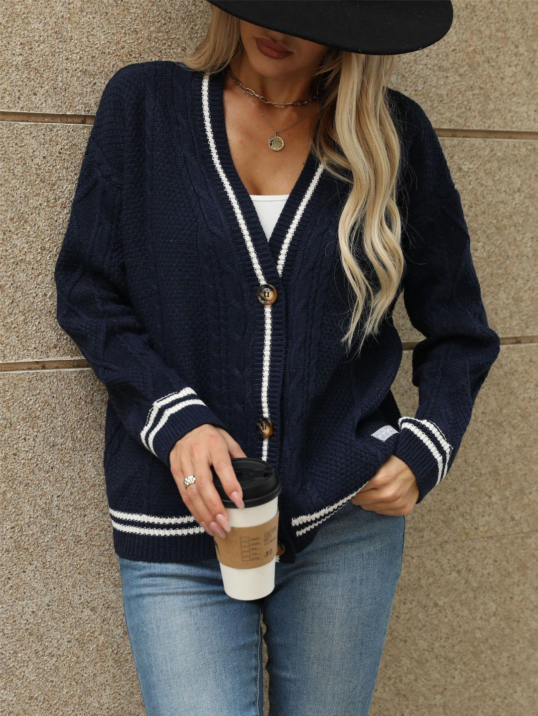 Damen Grobstrickjacke mit eleganten Sternenapplikationen und kontrastierenden Details EB
