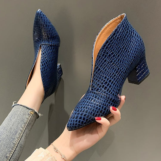 Damen elegante Stiefeletten mit spitz zulaufendem Design und glänzender Krokodilprägung EB