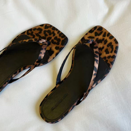 Damen Zehentrenner-Sandalen mit stilvollem Leopardenmuster und eleganten Riemen EB