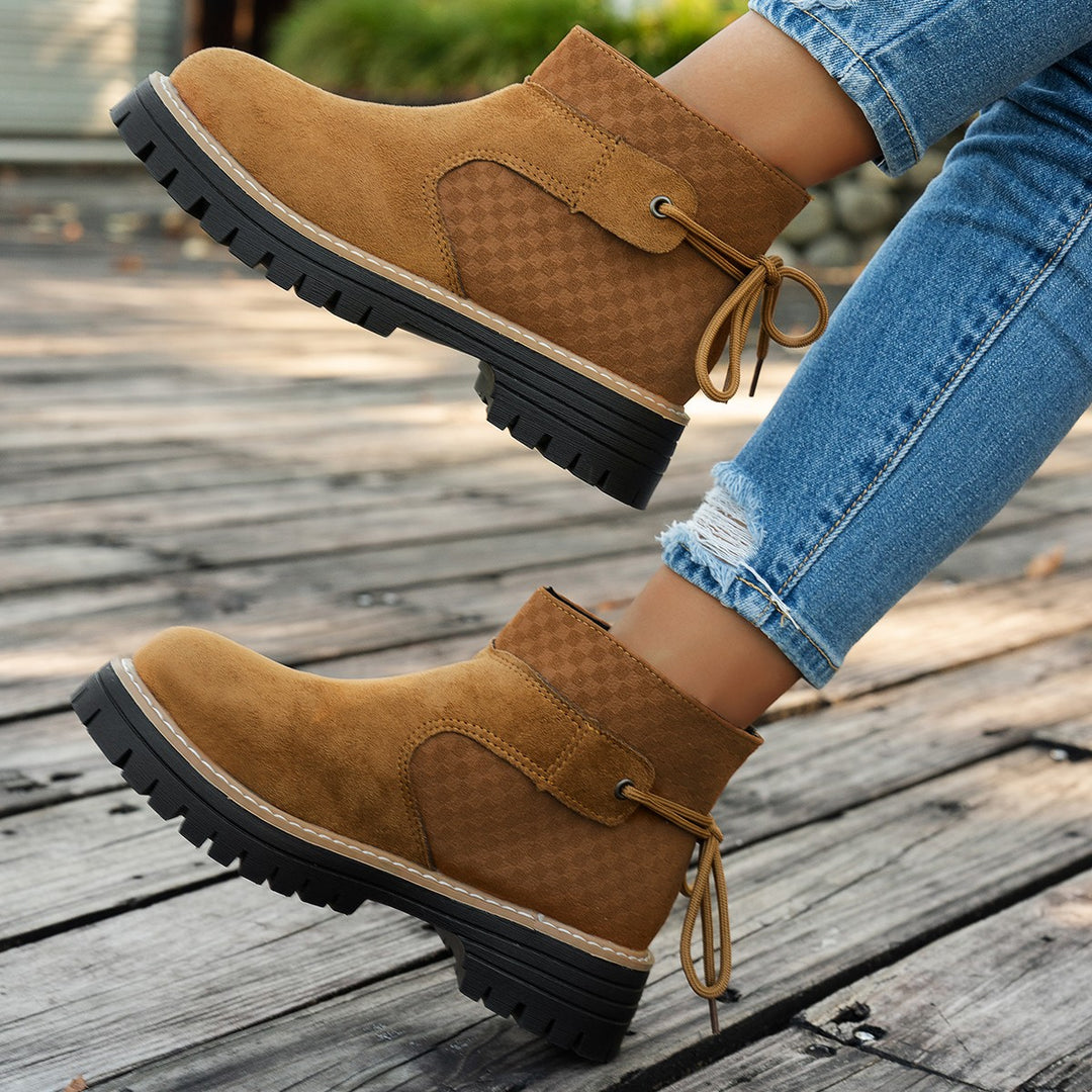 Damen  kurze Wildleder-Stiefelette mit robuster Profilsohle und gepolstertem Schaft EB