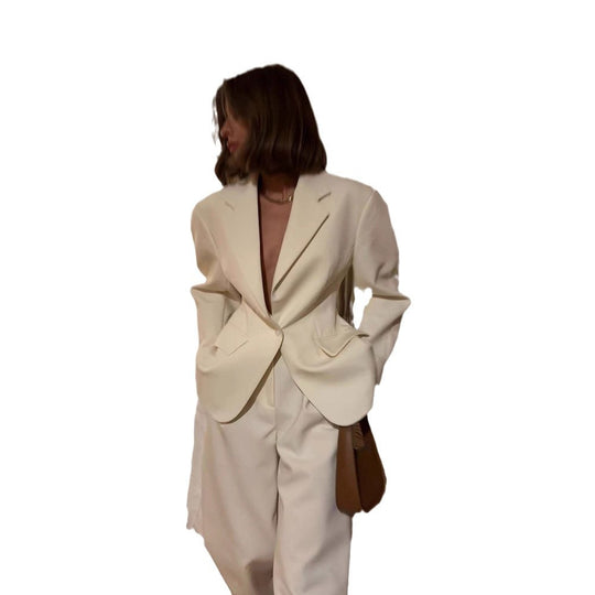 Damen eleganter Blazeranzug mit tailliertem Schnitt und praktischen Taschen EB