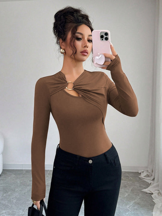 Damen figurbetontes Langarmshirt mit dekorativem Ring-Detail und asymmetrischem Keyhole-Ausschnitt Eichborn Berlin