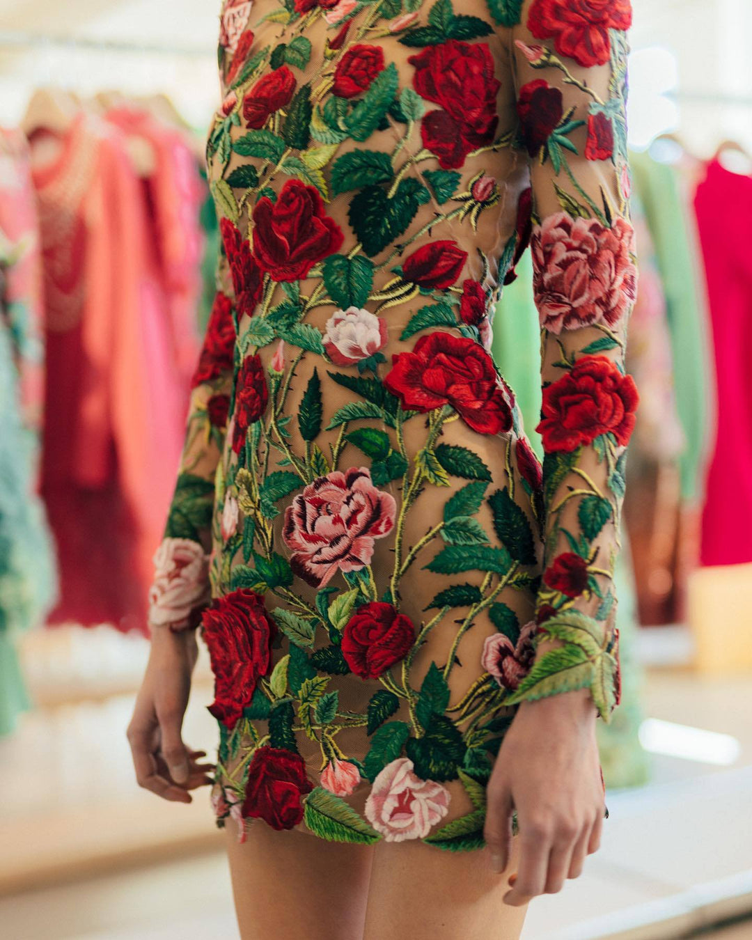 Damen Körpernahes Kleid mit exquisiter handgestickter Rosenapplikation und langen Ärmeln EB