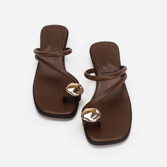 Damen Zehentrenner-Sandalen mit elegantem Riemendesign und goldfarbenem Akzent EB