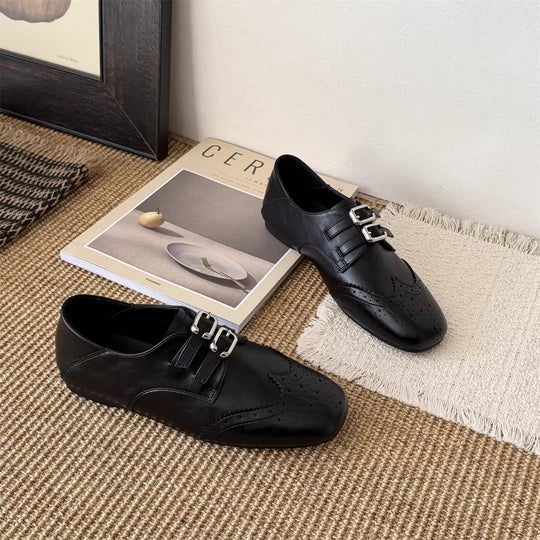 Damen Elegante Schnürschuhe mit doppeltem Schnallenverschluss und perforierten Details EB
