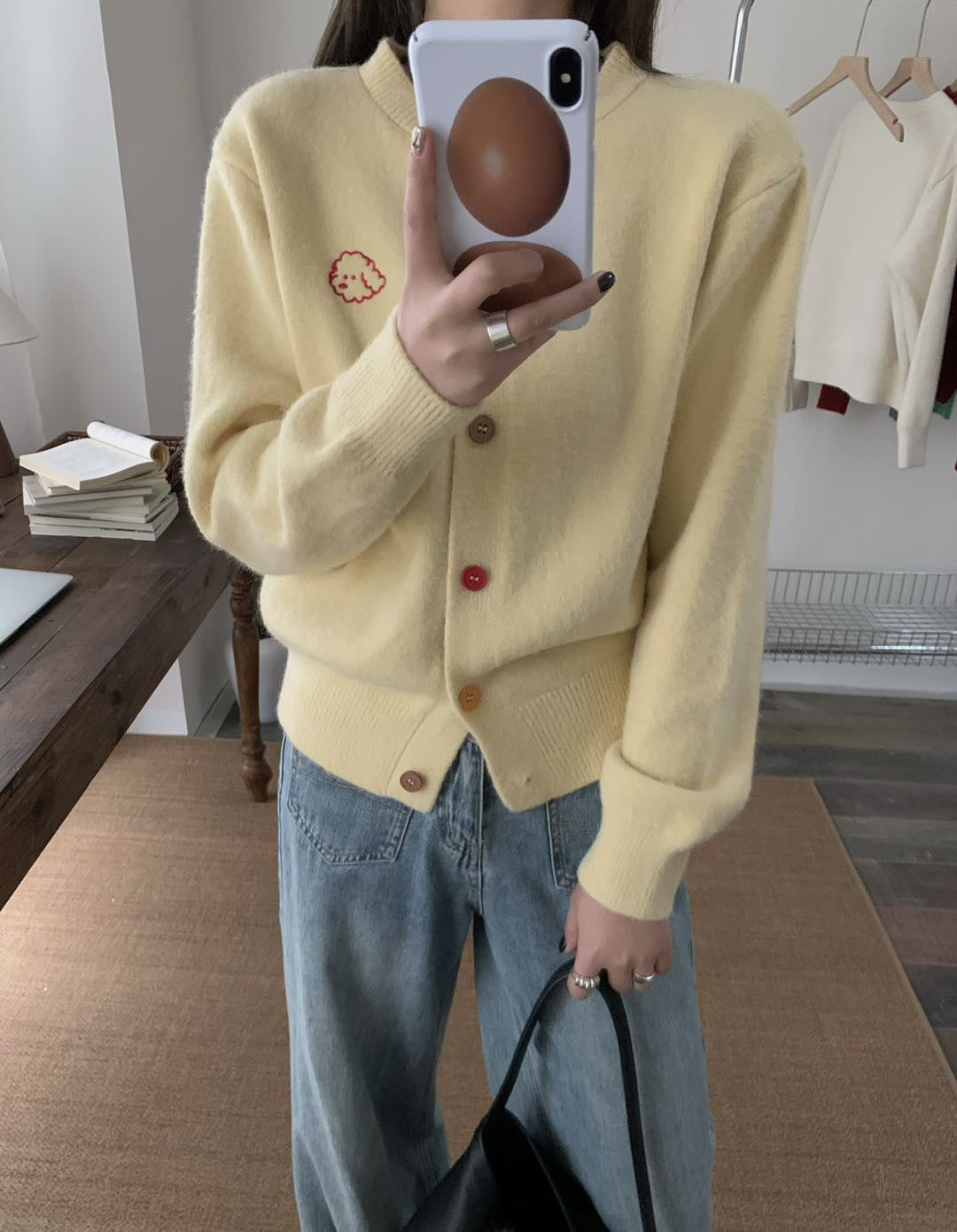Damen kuschelige Strickjacke mit knöpfbarem Ausschnitt und gesticktem Motiv EB