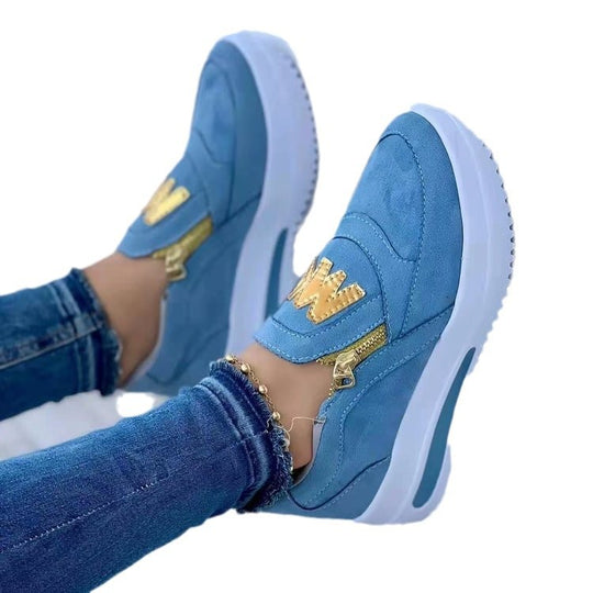 Damen nan Slip-On Plateau-Sneaker mit seitlichem Deko-Reißverschluss und metallischer Logo-Applikation EB