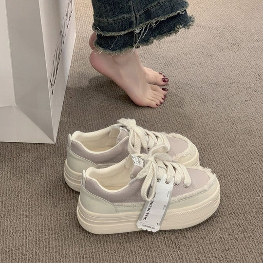 Damen Plateausneaker mit modischen Designelementen und komfortabler Dämpfung EB