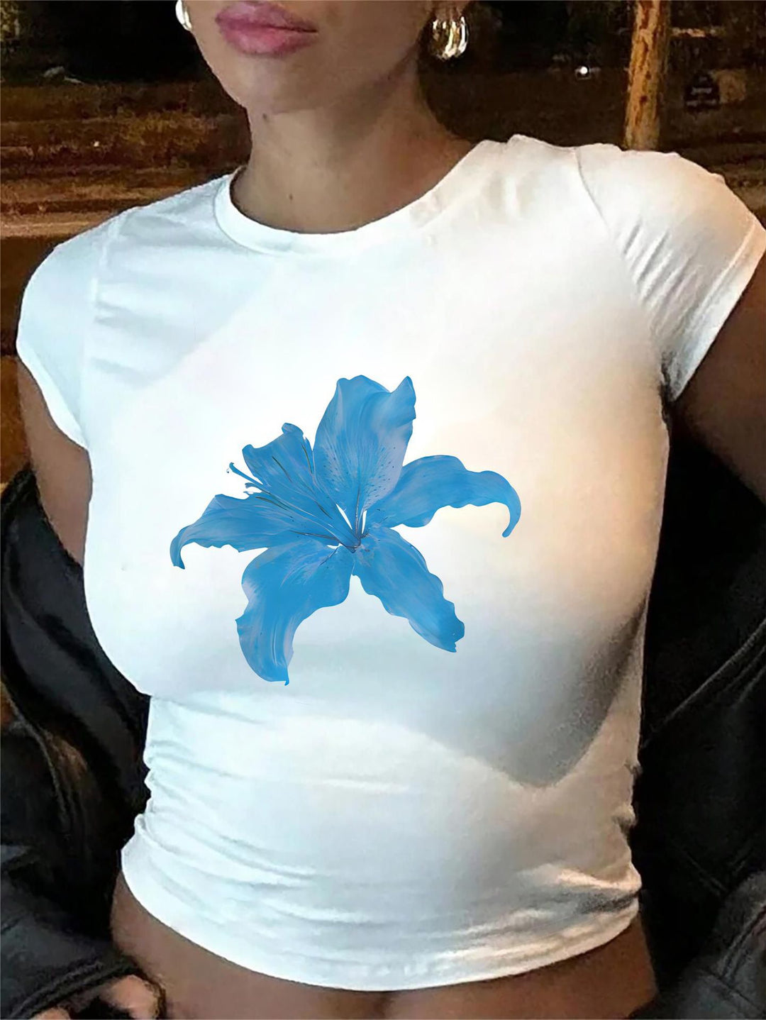 Damen Crop-T-Shirt mit animalistischem Lippenmotiv und auffälligem Schriftzug EB