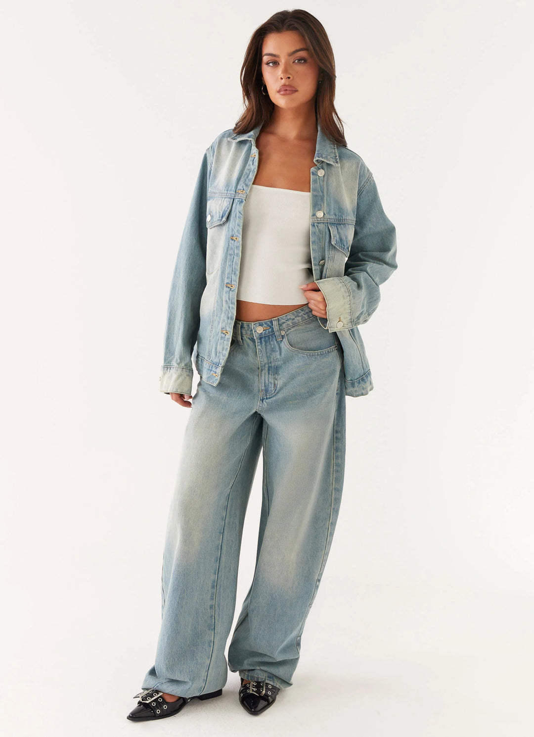 Damen nan oversized Denimjacke mit heller Vintage-Waschung, aufgesetzten Brusttaschen und verlängerten Manschetten EB