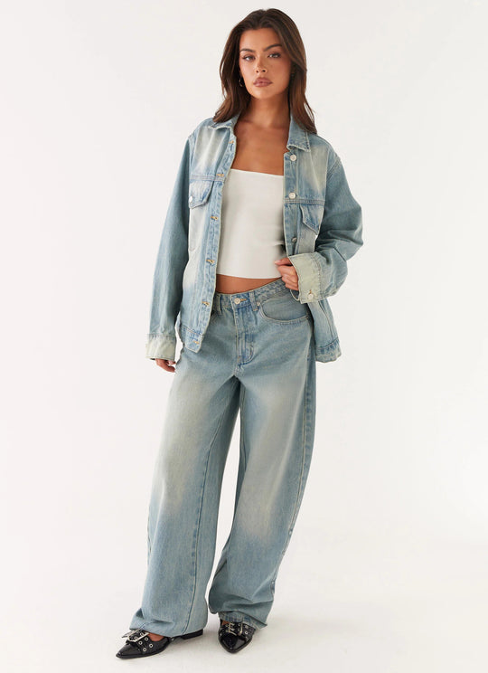 Damen nan oversized Denimjacke mit heller Vintage-Waschung, aufgesetzten Brusttaschen und verlängerten Manschetten EB
