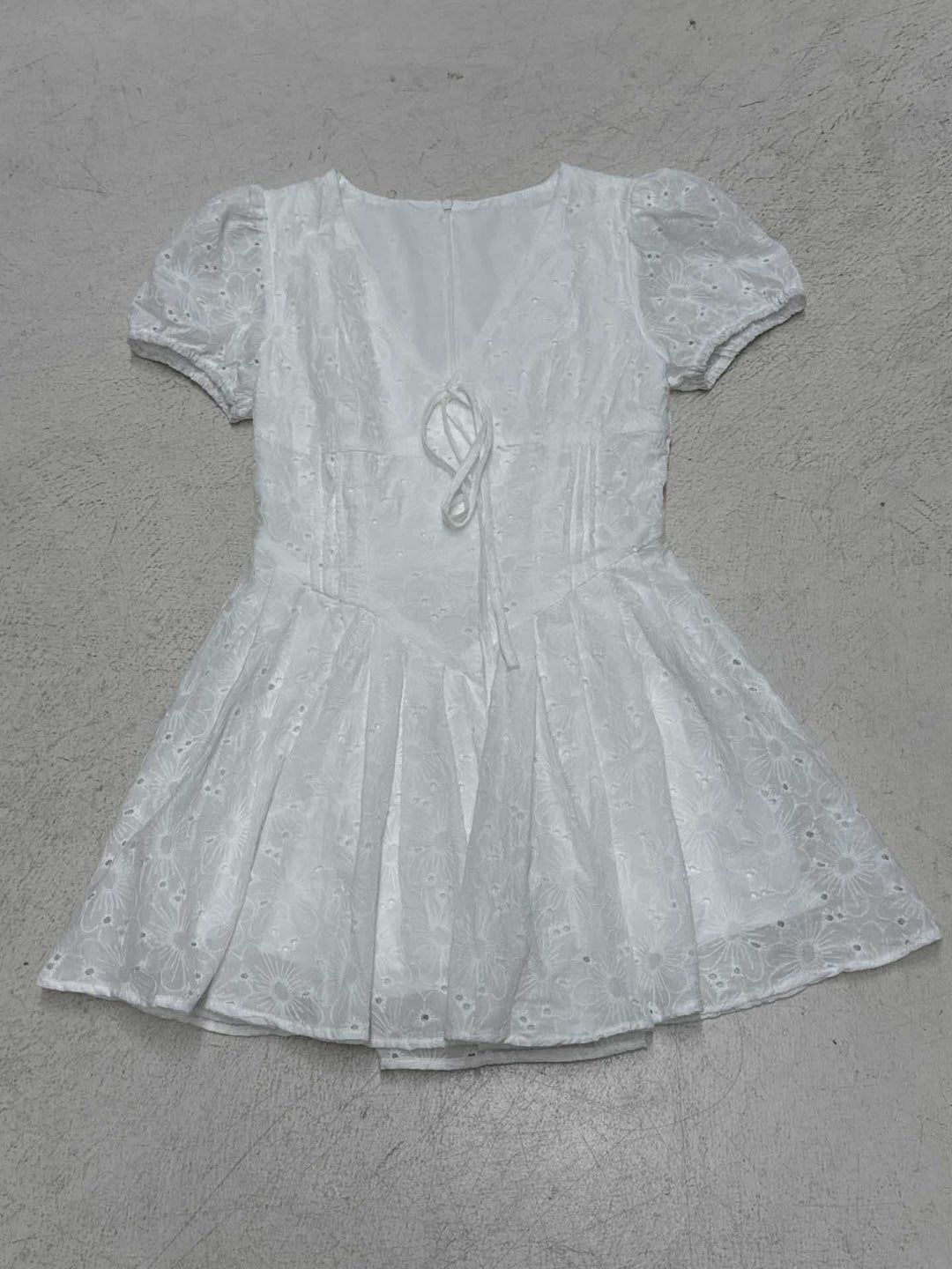 Damen Kurzärmeliges Sommerkleid mit raffinierten Rüschendetails und Bindeband EB