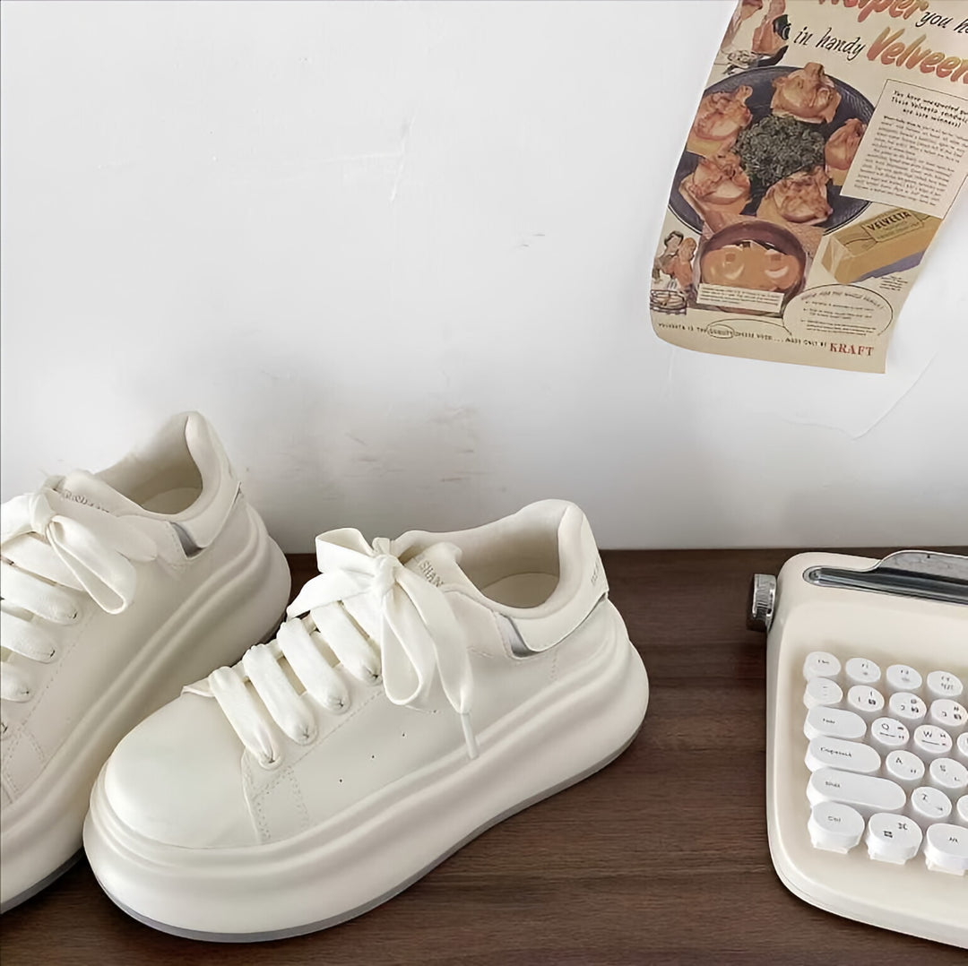 Damen Trendige Plateau-Sneaker mit eleganten Details EB