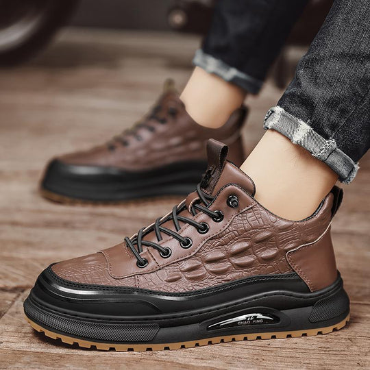 Herren robuste Schnür-Boots mit gepolstertem Knöchelkragen, strukturierter Lederoptik und griffiger Profilsohle EB