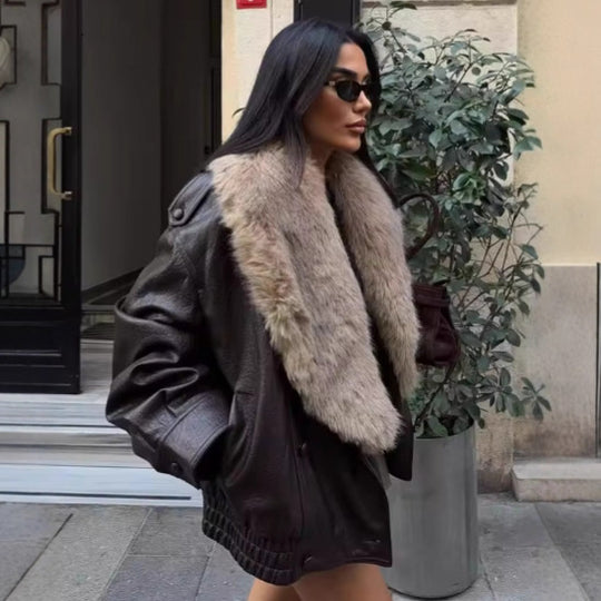 Damen nan kurze Lederjacke mit voluminösem Fellkragen, elastischem Bund und aufgesetzten Eingrifftaschen EB