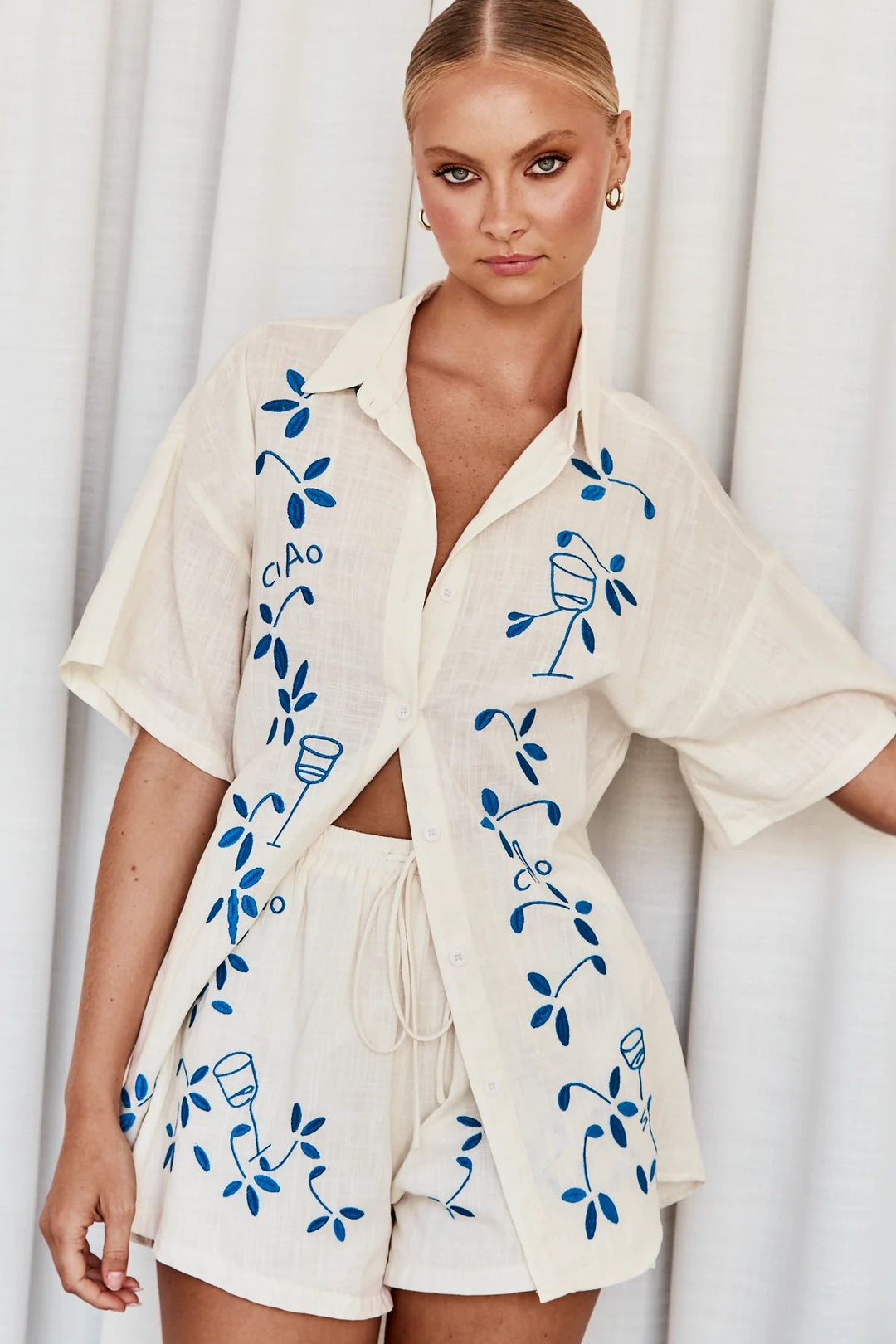 Damen Luftiges Kurzarmhemd und Shorts Set mit floralem Stickdesign EB