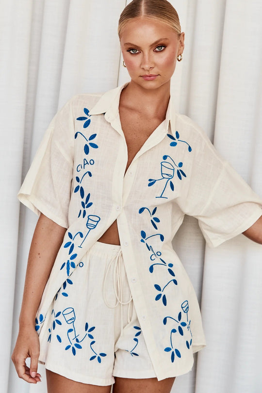 Damen Luftiges Kurzarmhemd und Shorts Set mit floralem Stickdesign EB