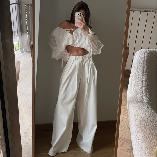 Damen Bluse mit voluminösen Rüschendetails und Kapitänsärmeln EB