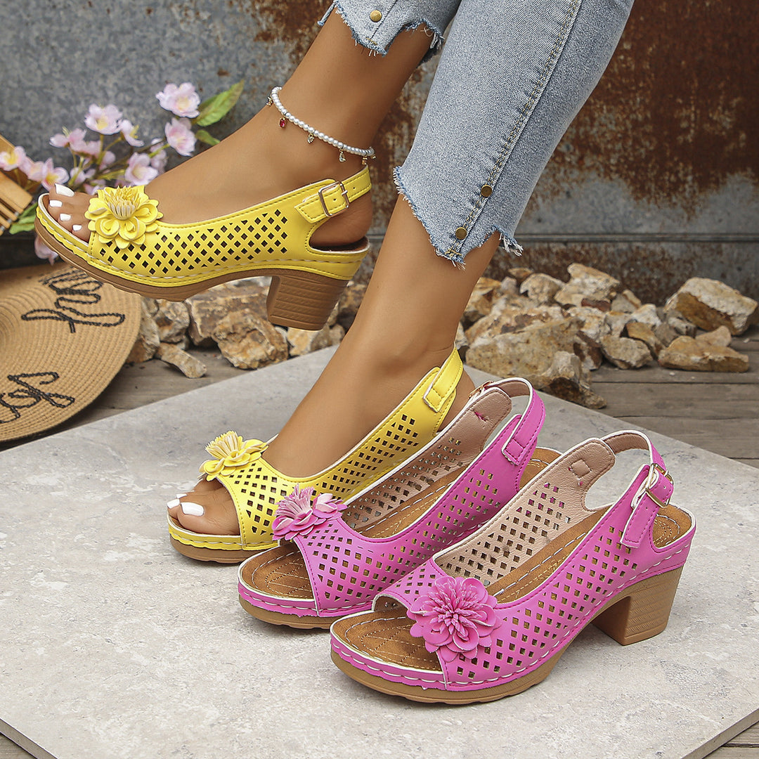 Damen Offene Pumps mit floralen Akzenten und perforiertem Design EB