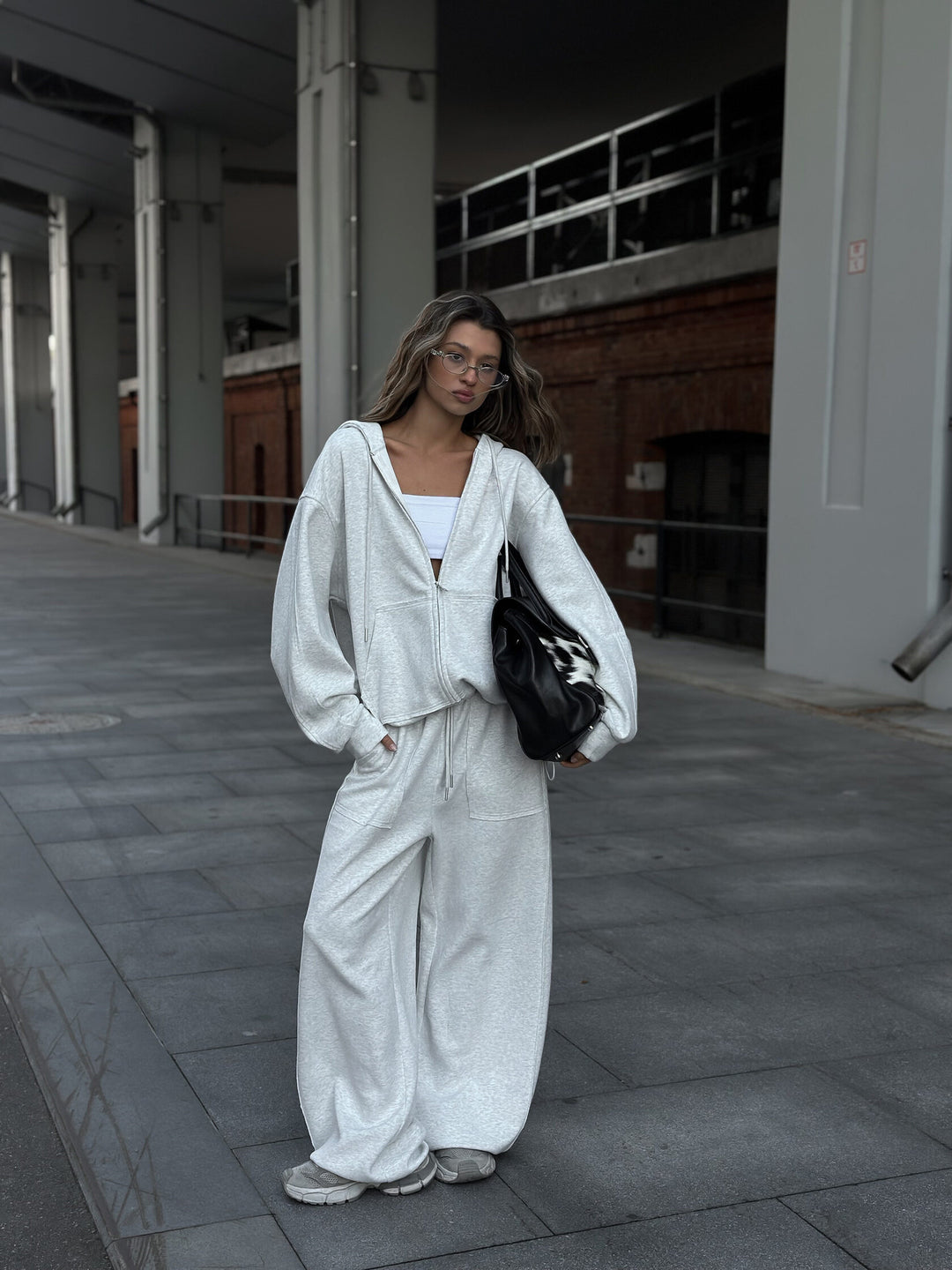 Damen oversized Kapuzenjacke mit Reißverschluss und lässiger Cargo-Loungehose Eichborn Berlin