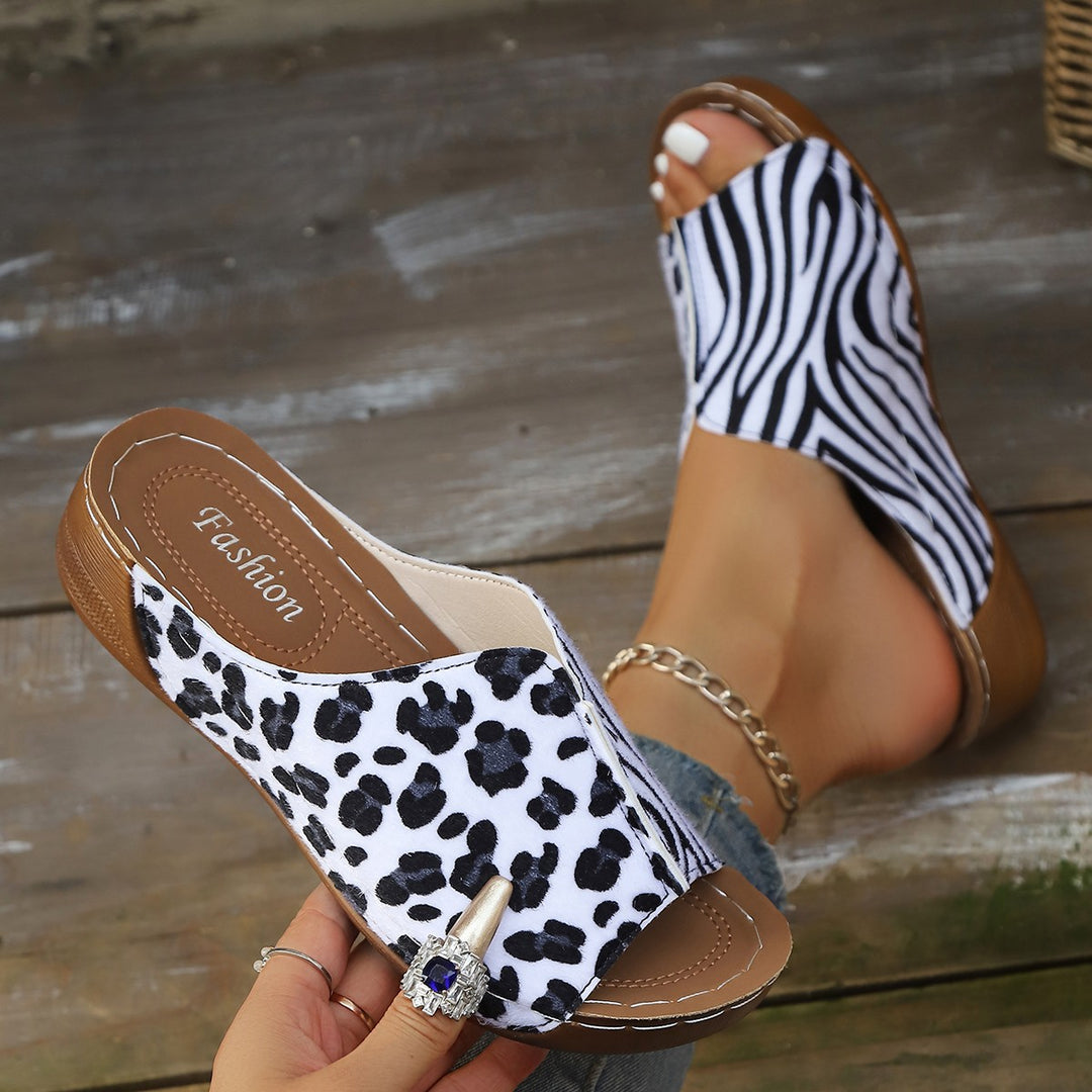 Damen modische Clogsandalen mit tierischem Print und elegantem Schmuckdetail EB