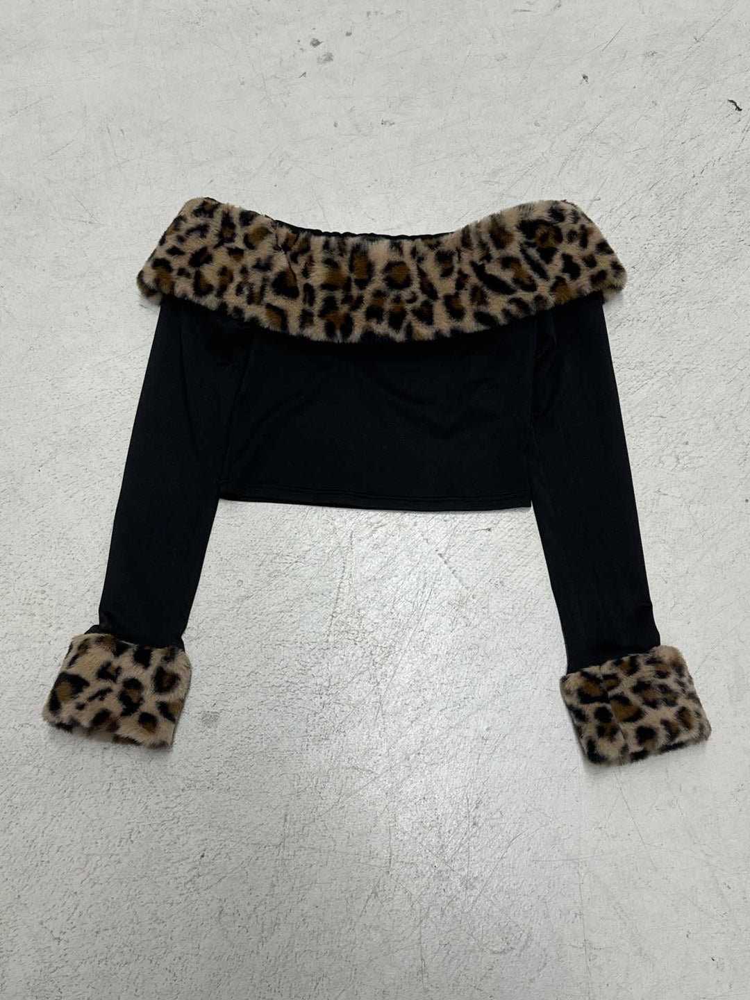 Damen nan schulterfreies Crop-Top mit kunstfellkragen und Manschetten im Leopardenmuster EB