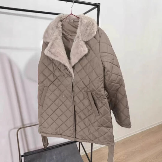 Damen gesteppte Winterjacke mit weichem Kragen und praktischen Taschen EB
