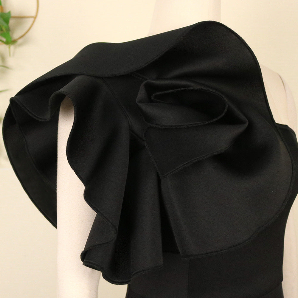 Damen Figurumspielendes Kleid mit asymmetrischem Oberteil und voluminösem Blütenakzent EB