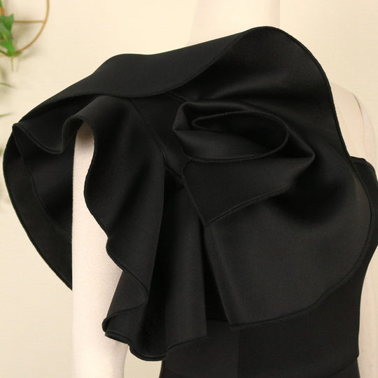 Damen Figurumspielendes Kleid mit asymmetrischem Oberteil und voluminösem Blütenakzent EB